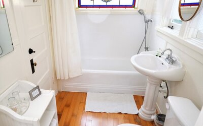 Guest bathroom with shower and tub at Arroyo Vista Inn.