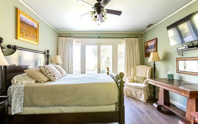Day use room with natural light at Arroyo Vista Inn.