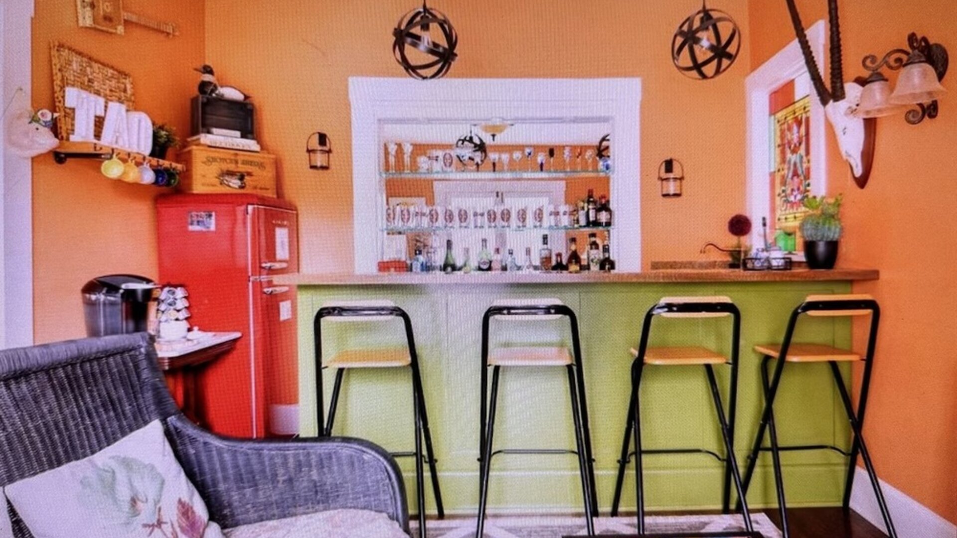 Hotel bar at Arroyo Vista Inn.