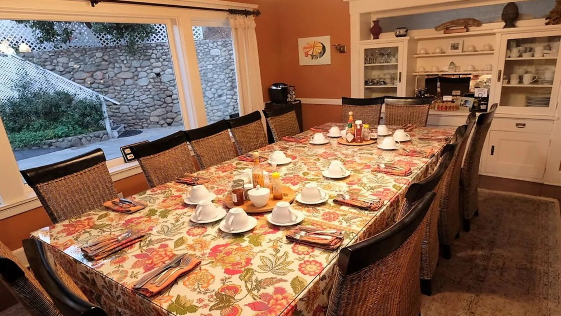 Dining area at Arroyo Vista Inn.