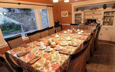 Dining area at Arroyo Vista Inn.