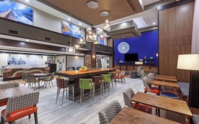 Dining room at Hampton Inn & Suites Houston-Bush Intercontinental Aprt.