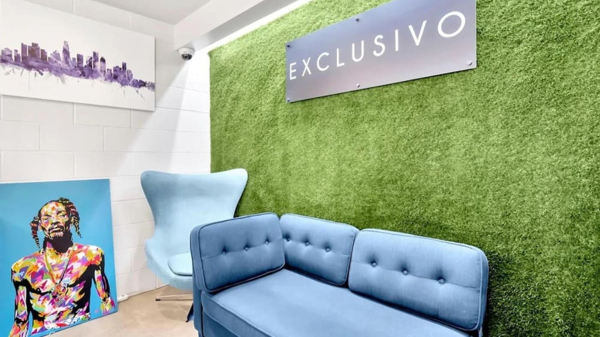 Lobby seating at Exclusivo Inn & Suites. 