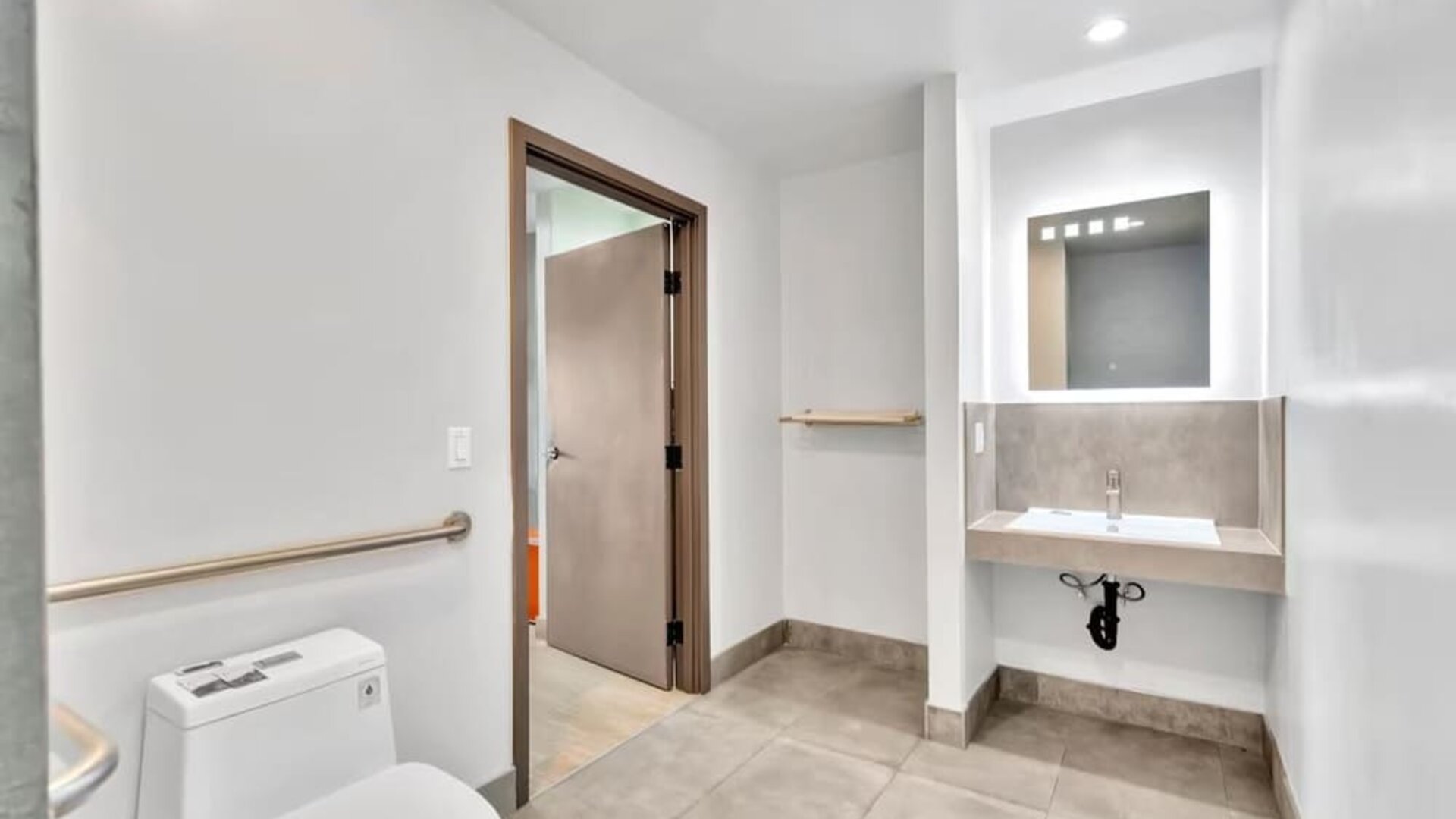 Private guest bathroom with shower at Exclusivo Inn & Suites. 