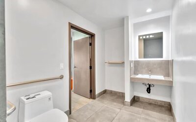 Private guest bathroom with shower at Exclusivo Inn & Suites. 