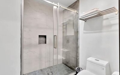 Private guest bathroom with shower at Exclusivo Inn & Suites. 