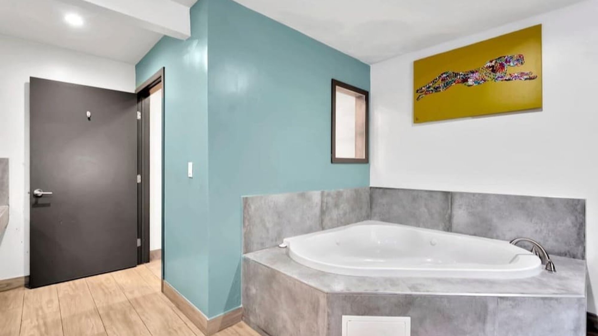 Hot tub at Exclusivo Inn & Suites. 