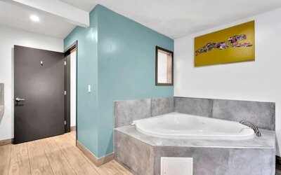 Hot tub at Exclusivo Inn & Suites. 