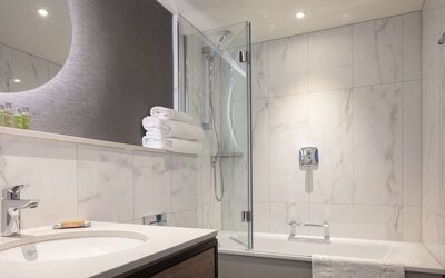 Guest bathroom at DoubleTree By Hilton London Elstree.