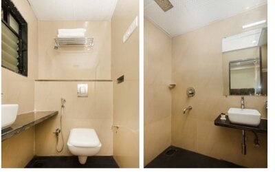 Guest bathroom with shower at THE BEST HOTEL MUMBAI.