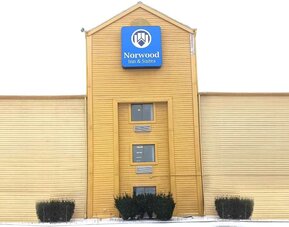 Exterior of Hotel Inn Milwaukee.