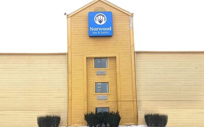 Exterior of Hotel Inn Milwaukee.