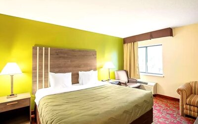 King room with sofa and work desk at Hotel Inn Milwaukee.