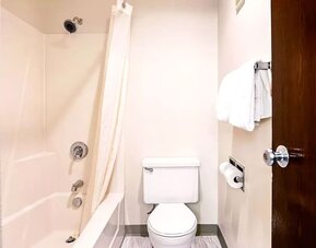 Private guest bathroom with combined shower and tub at Hotel Inn Milwaukee.