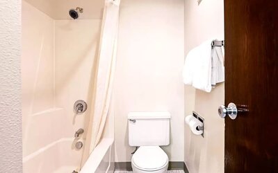 Private guest bathroom with combined shower and tub at Hotel Inn Milwaukee.