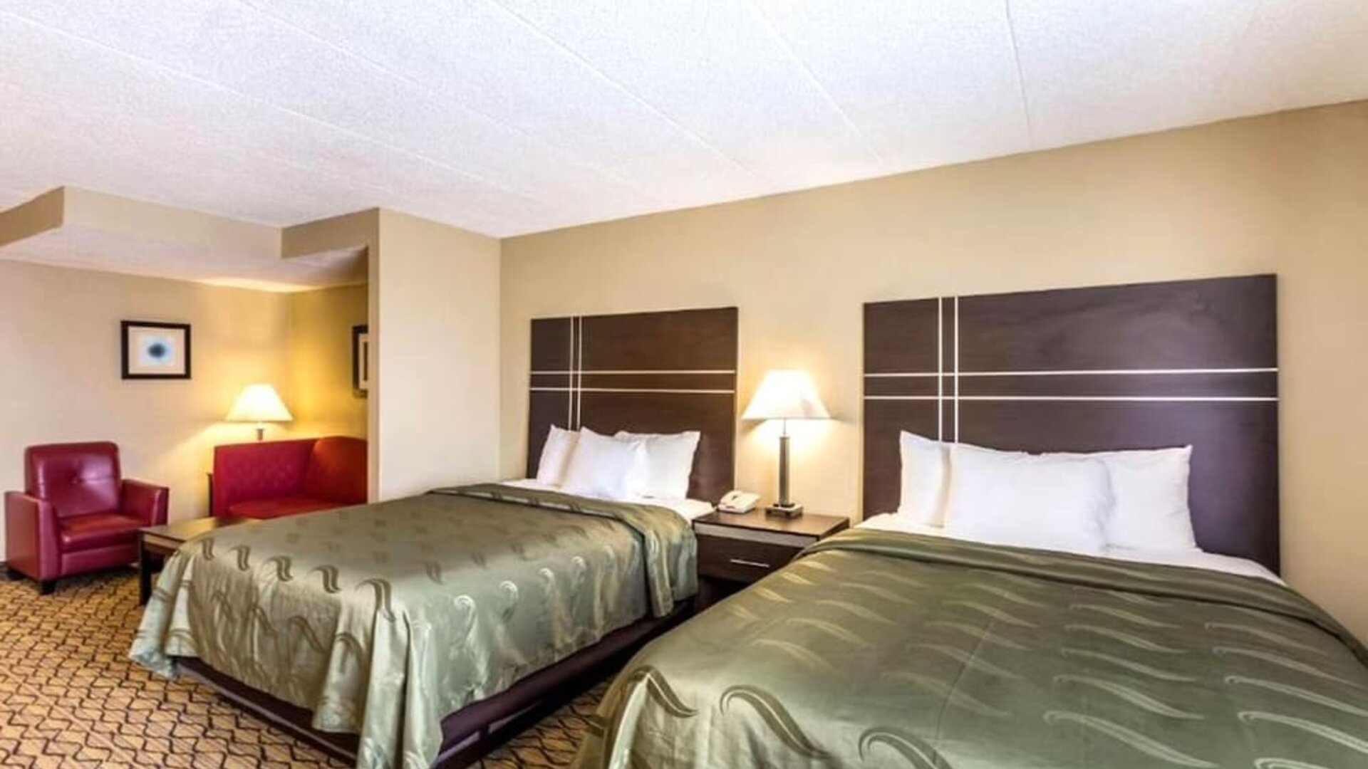 Day use twin room with living area at Hotel Inn Milwaukee.