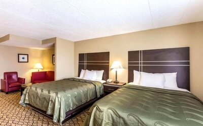 Day use twin room with living area at Hotel Inn Milwaukee.