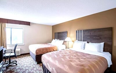 Day use twin room with work desk at Hotel Inn Milwaukee.