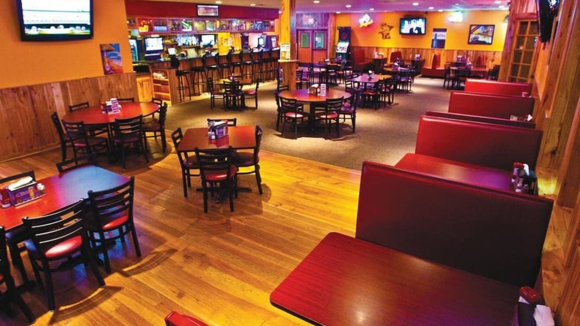 On-site bar and seating area at Norwood Inn And Suites Worthington.