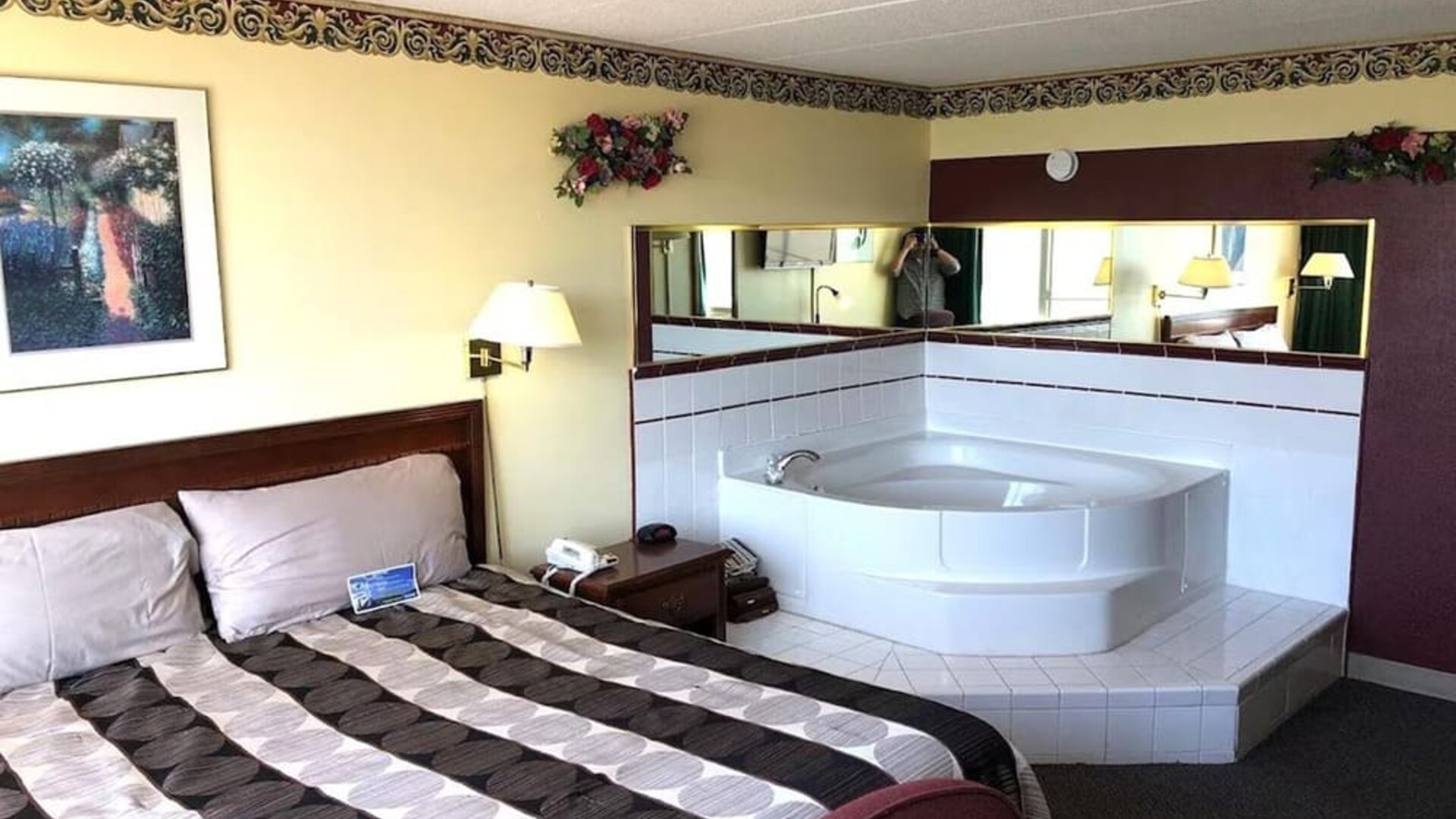 King suite with hot tub at Norwood Inn And Suites Worthington.