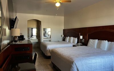 Day use twin room with work desk at Casa Rosa Inn.