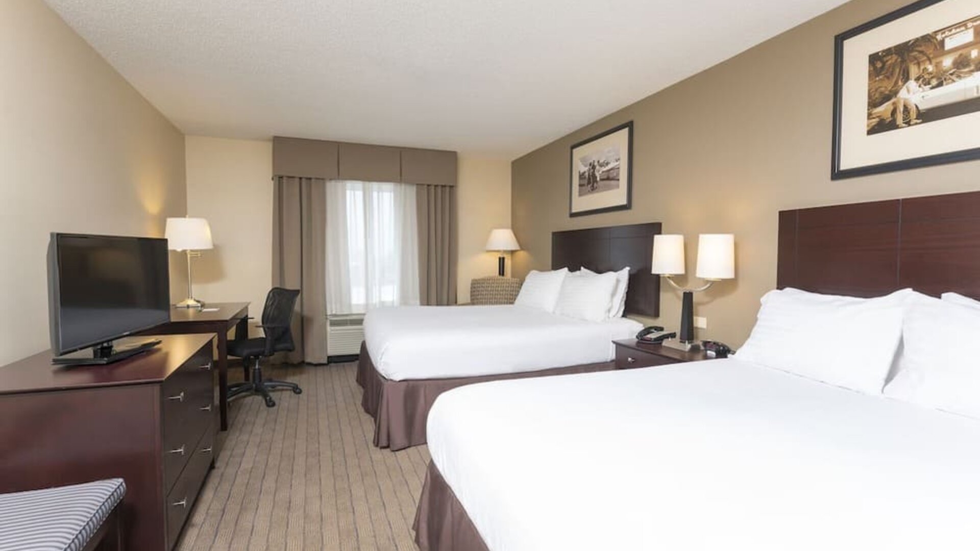 Day use twin room with workdesk at Holiday Inn Aurora North- Naperville.