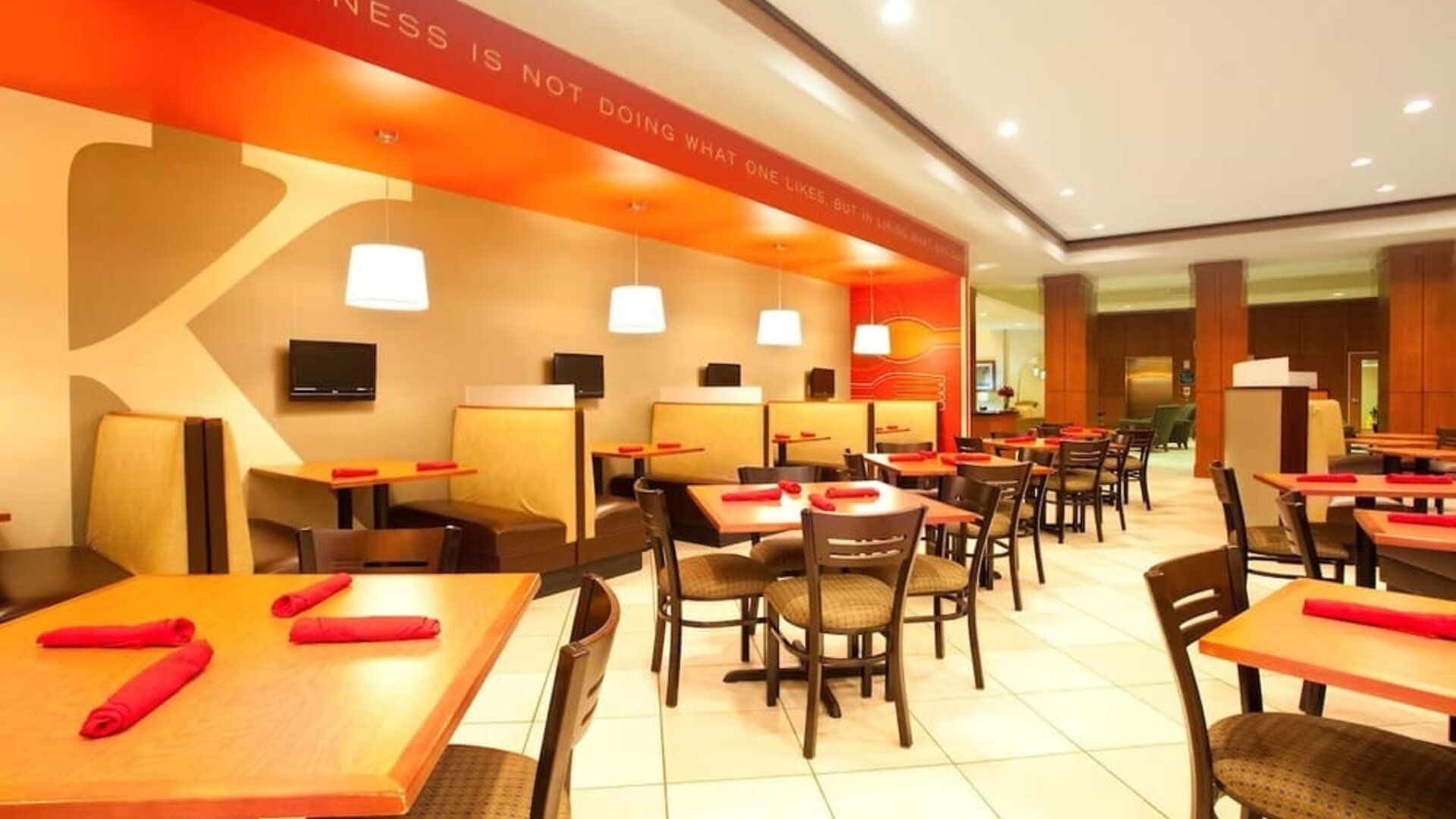 Dining area at Holiday Inn Aurora North- Naperville.