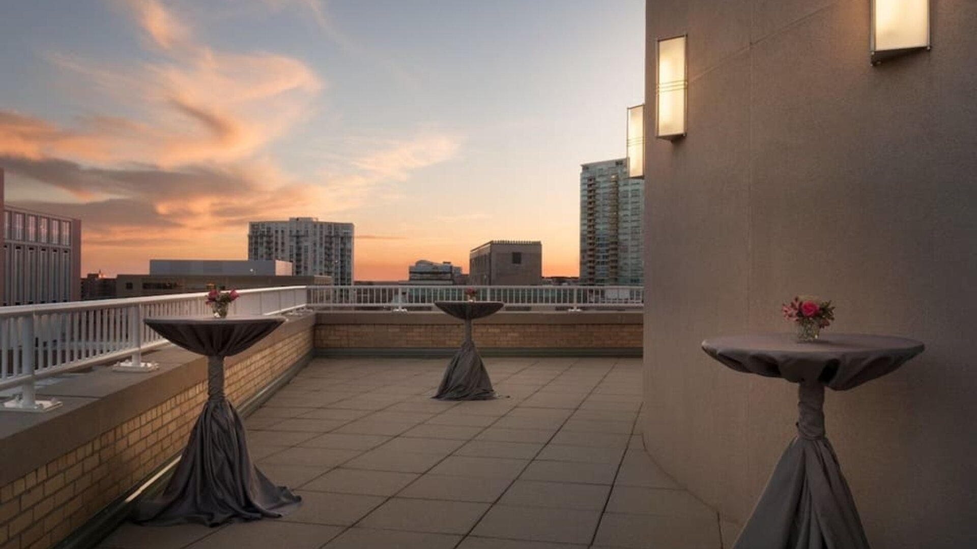 Rooftop terrace at Hilton Orrington/Evanston.