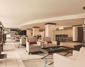 Lobby lounge area at Hilton Orrington/Evanston.