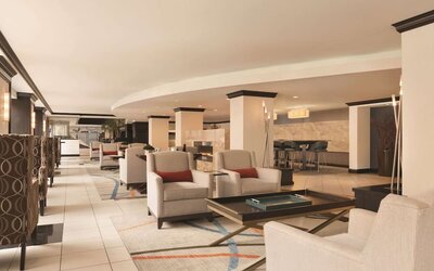 Lobby lounge area at Hilton Orrington/Evanston.