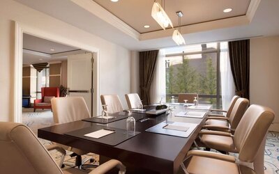 Professional meeting room at Hilton Orrington/Evanston.