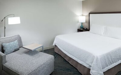 King bed and sofa at Hampton Inn Los Angeles-Orange County-Cypress.