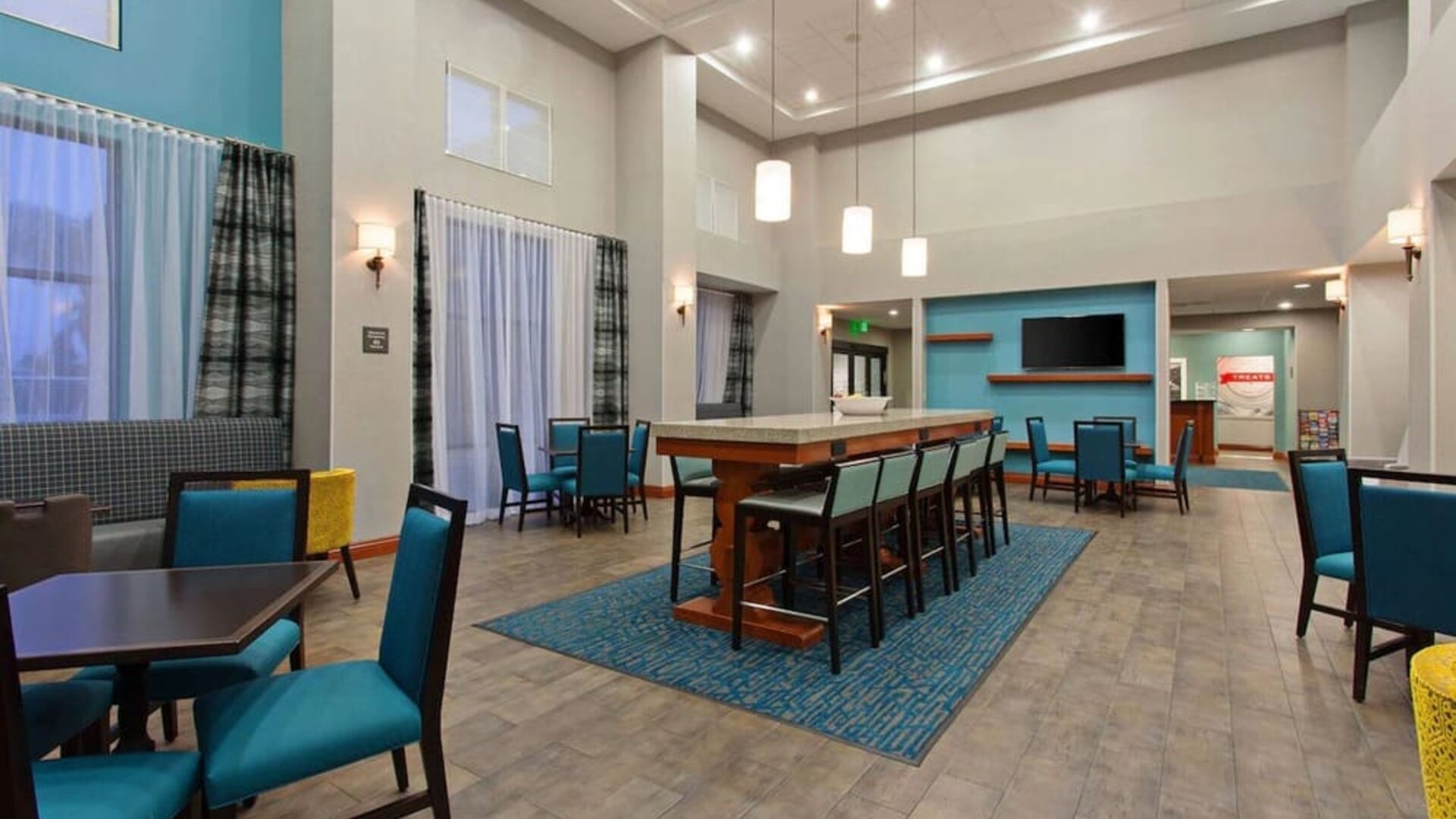 Dining area at Hampton Inn & Suites Clovis-Airport North.