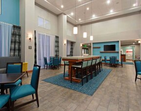 Dining area at Hampton Inn & Suites Clovis-Airport North.