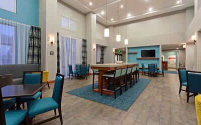 Dining area at Hampton Inn & Suites Clovis-Airport North.