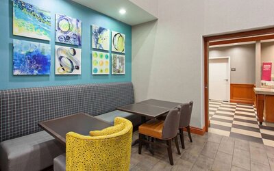 Dining area with comfortable seating at Hampton Inn & Suites Clovis-Airport North.