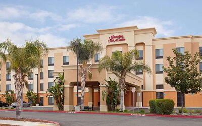Entrance and parking area at Hampton Inn & Suites Clovis-Airport North.