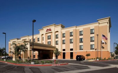 Exterior view and parking area at Hampton Inn & Suites Clovis-Airport North.