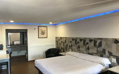 King bed at Star Inn Hotel Sea World.