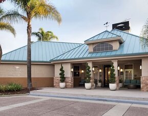 Entrance and parking area at Homewood Suites By Hilton San Jose Airport-Silicon Valley.