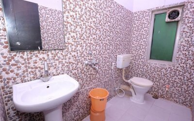 Guest bathroom at Hotel NoVo Agra.