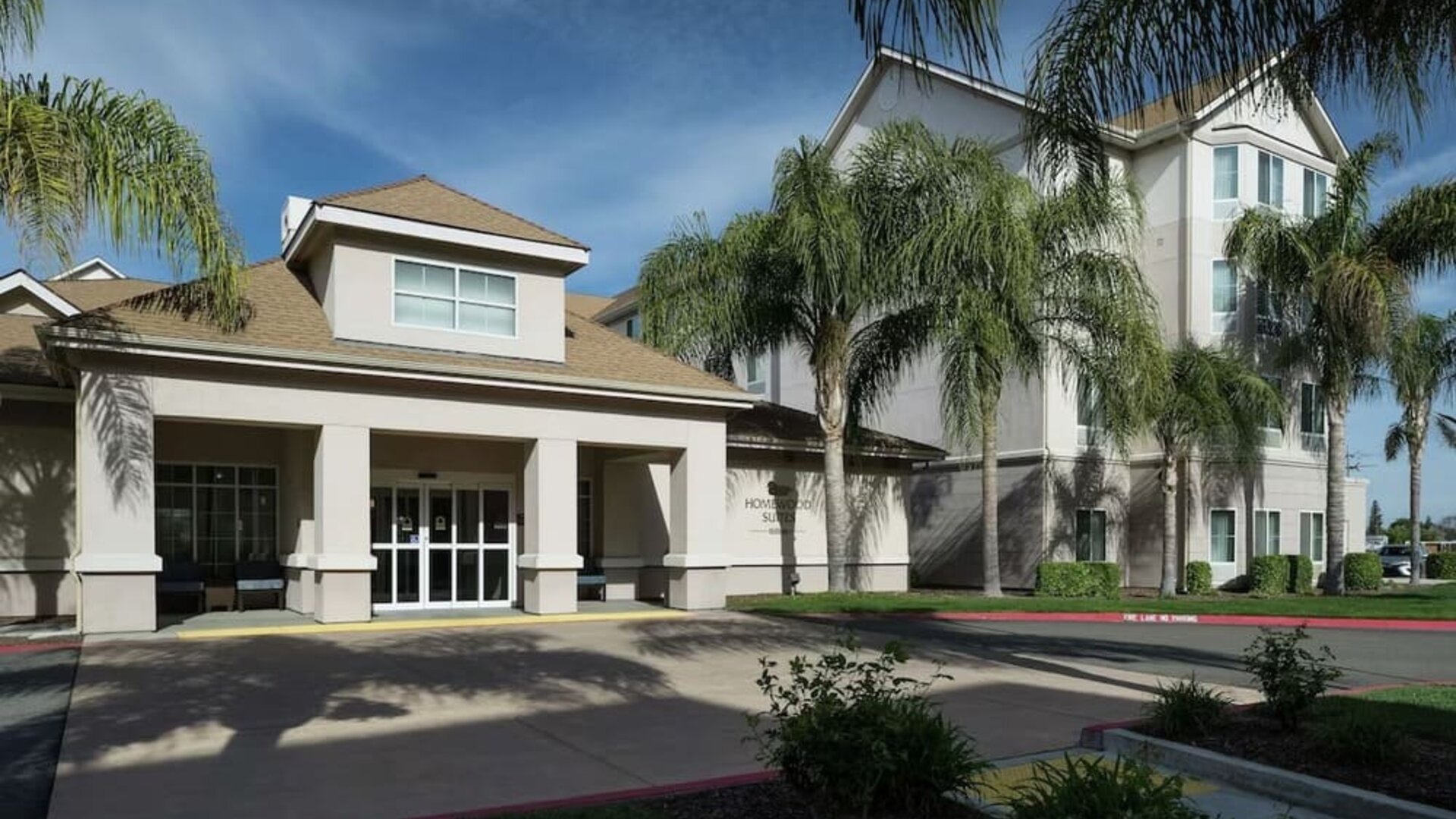 Entrance and parking area at Homewood Suites By Hilton Fresno Airport/Clovis.