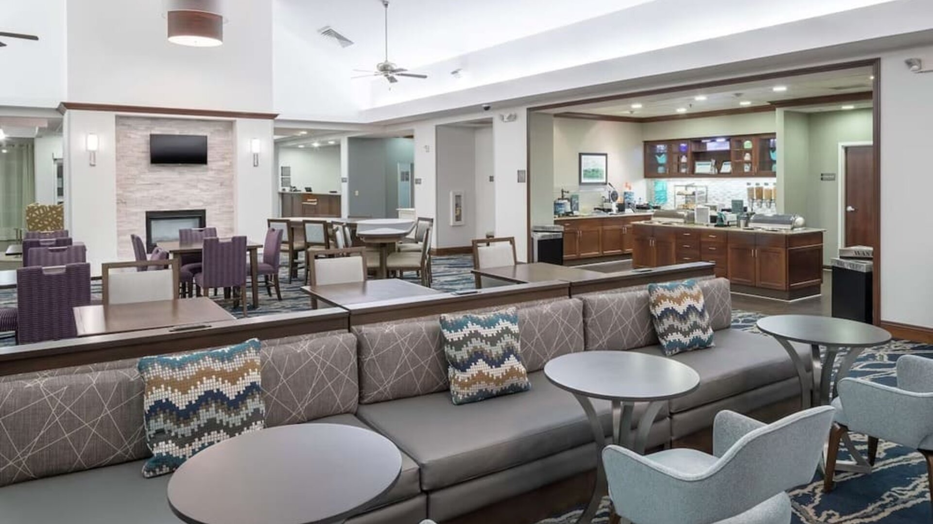 Dining area at Homewood Suites By Hilton Fresno Airport/Clovis.