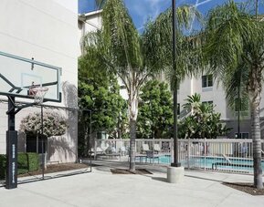 Sports court at Homewood Suites By Hilton Fresno Airport/Clovis.