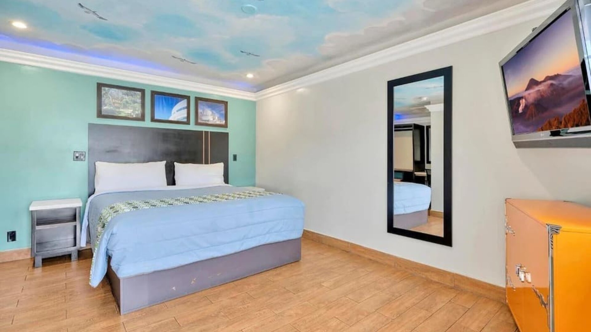 King room at Mid City Inn - Los Angeles.