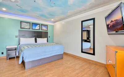 King room at Mid City Inn - Los Angeles.