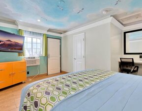 King room with TV at Mid City Inn - Los Angeles.