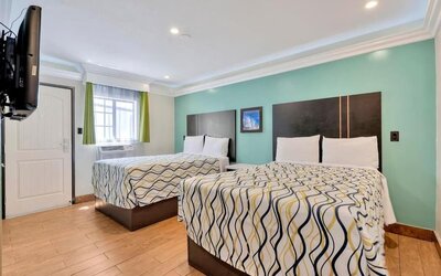 Queen beds at Mid City Inn - Los Angeles.