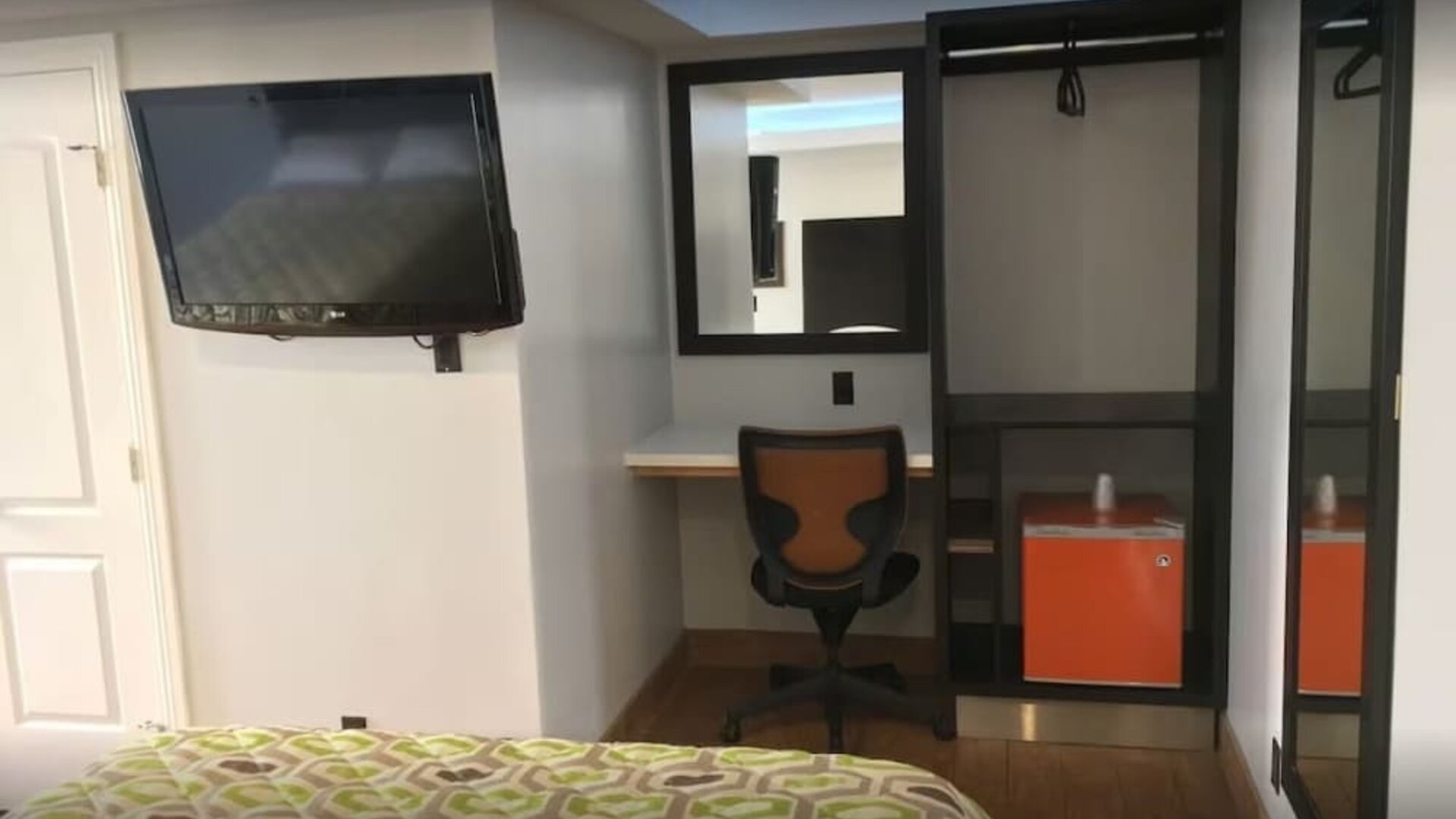 Work desk and TV at Mid City Inn - Los Angeles.