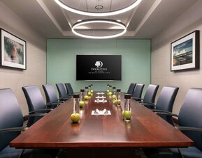 Professional meeting room at DoubleTree By Hilton San Francisco Airport North Bayfront.